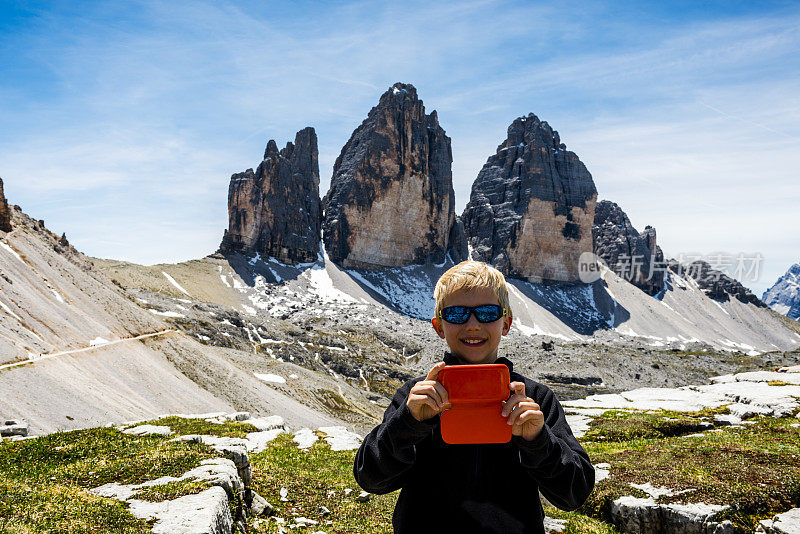 男孩在特伦蒂诺多洛米蒂山的 Tre cime di lavaredo 自拍